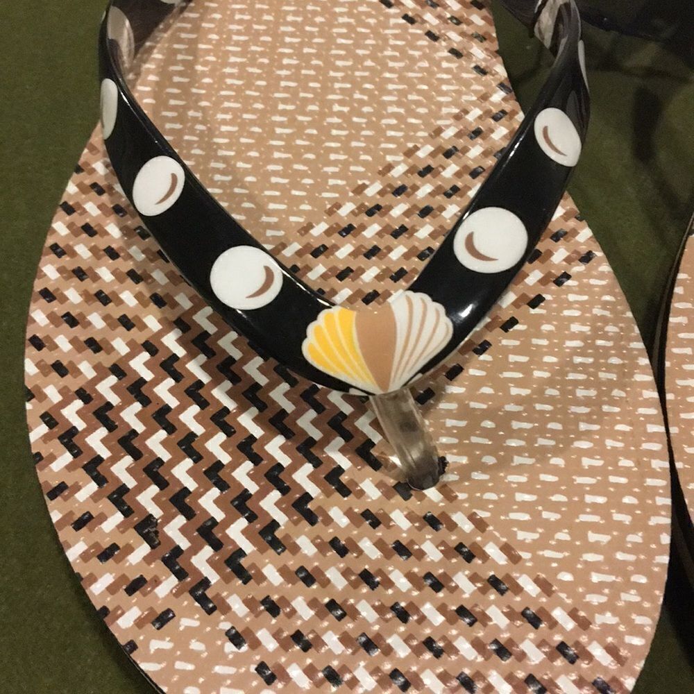 Vera Bradley Woven Neutral Flip Flops Small New - Picture 2 of 3